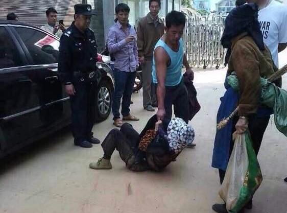 男孩当街杀8旬老妇