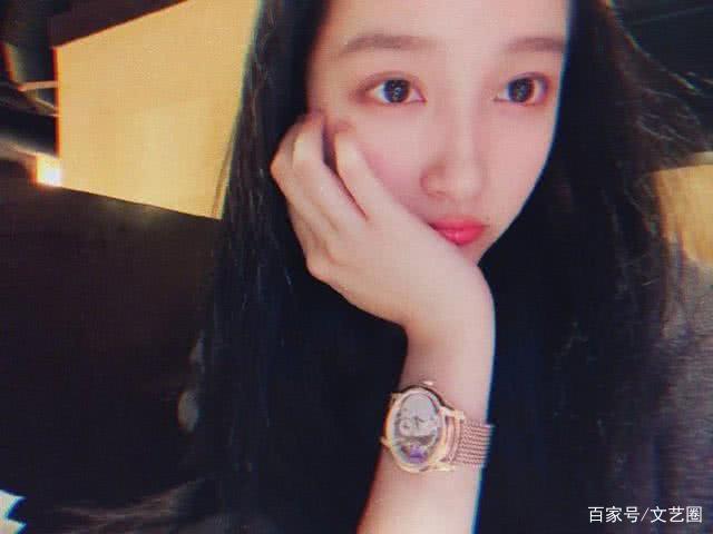 关晓彤左手无名指戴戒指