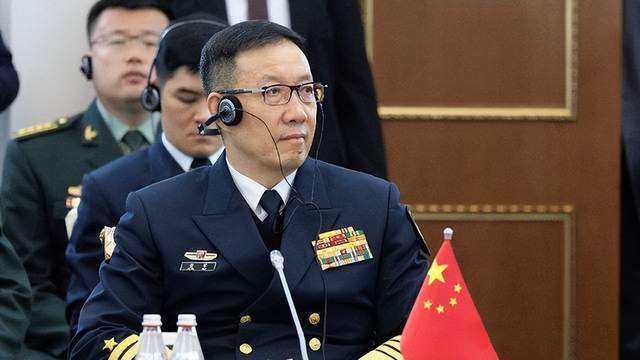 网友在德国拍到中国防长董军