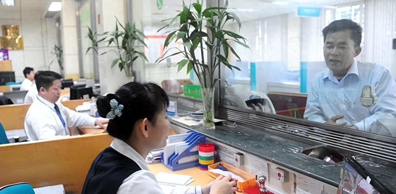 病重老人银行取钱去世 家属发声