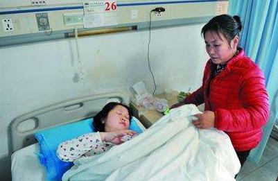 娃窒息奶奶跪谢医生