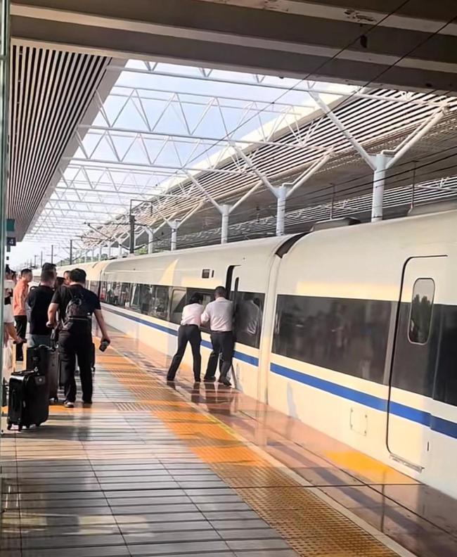 高铁启动女乘客突然冲出被门夹住