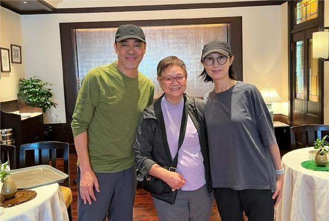 爸爸出门遛狗 女儿挥手告别被无视