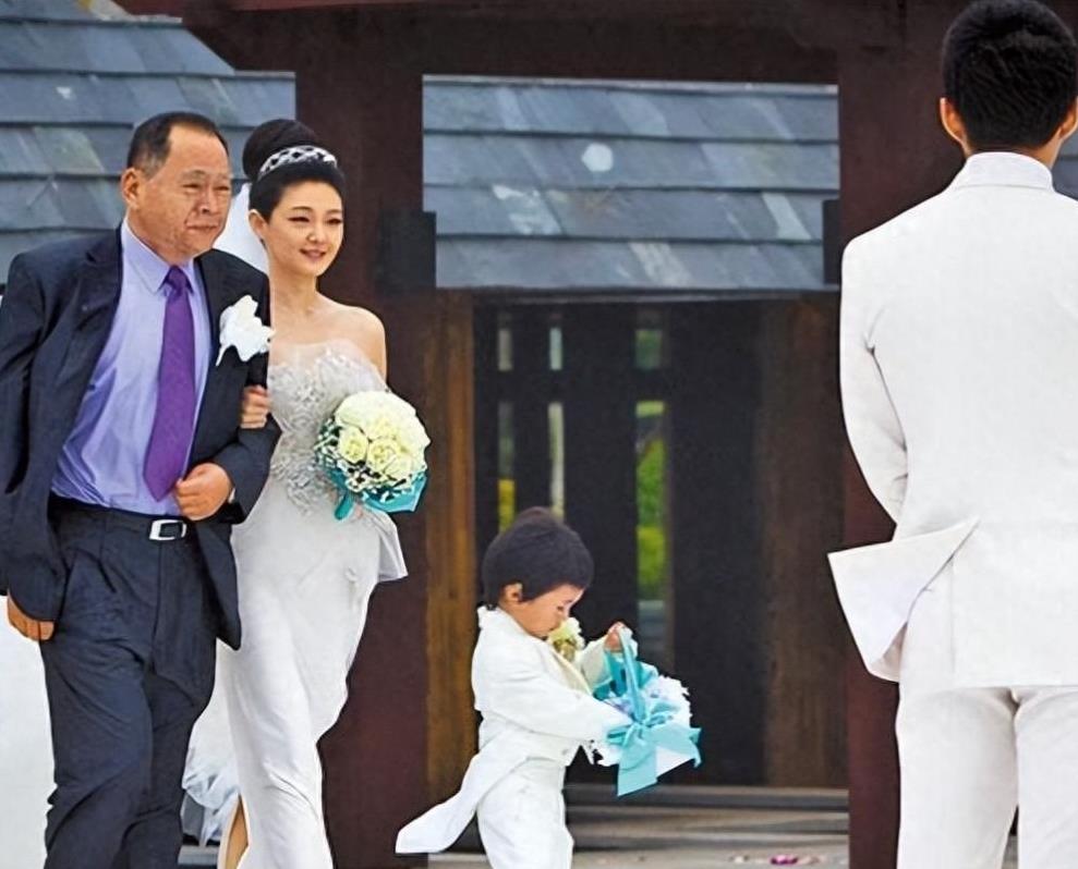 汪小菲两次婚礼差距大