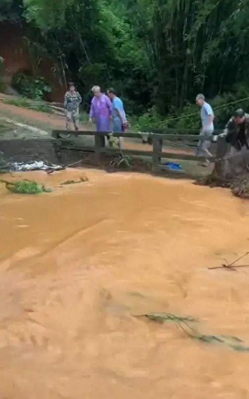 广西一地持续暴雨:稻田成河