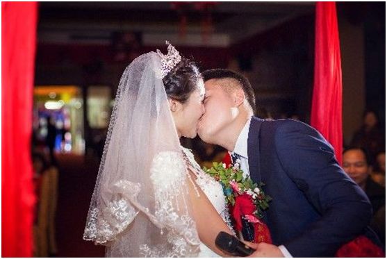 新娘进门被扣彩盆 弟弟霸气护姐