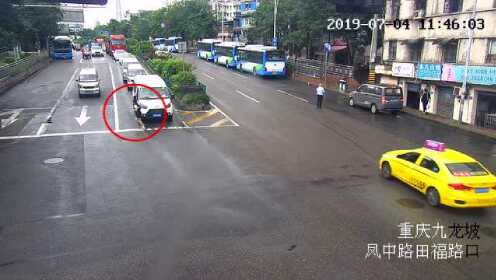 司机正常直行遭遇汽车“鬼探头”