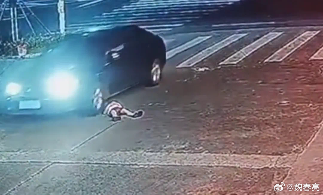 孩子突然冲上斑马线被撞倒又遭碾压