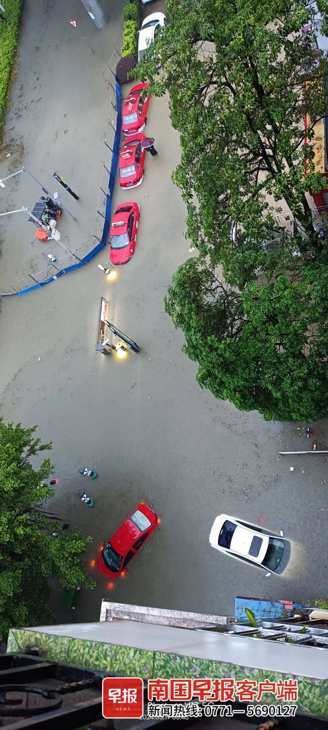 广西暴雨冲走10辆车