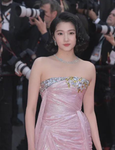 林志玲戛纳红毯身材好美