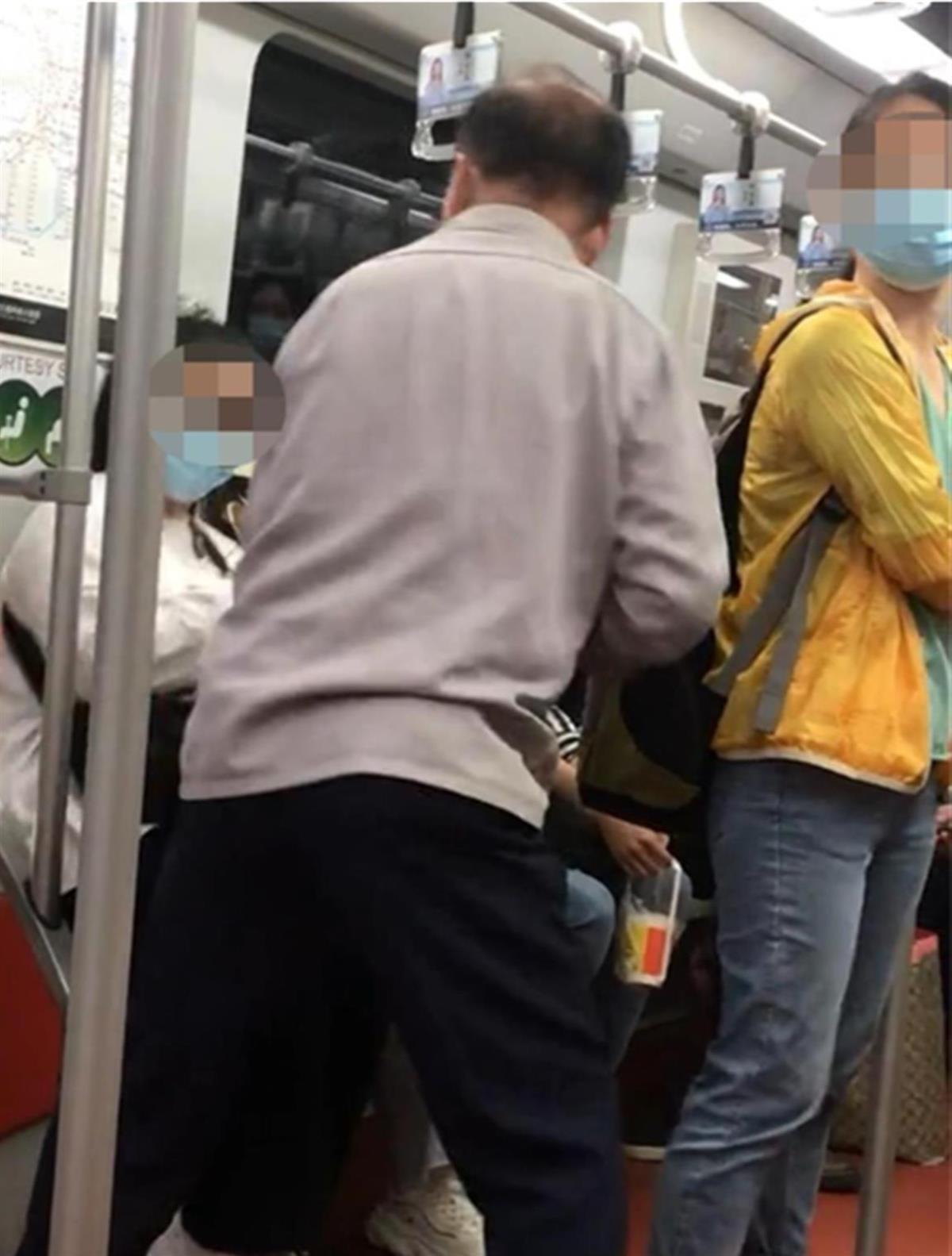 老人强拉年轻人让座 谁错了
