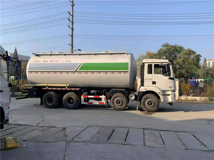 网约车疑为"报复"多次撞击水泥罐车