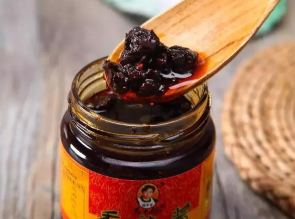 学生靠老干妈下饭 职工餐又多又好?