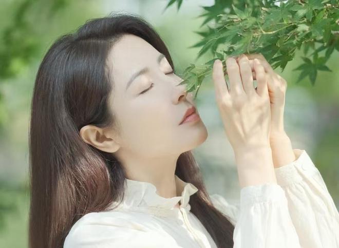 曾黎风波后现身 见到粉丝哽咽落泪