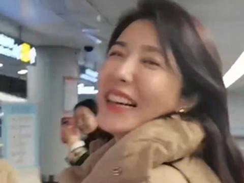 曾黎风波后现身 见到粉丝哽咽落泪