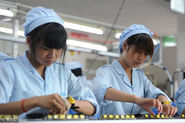 姚安娜戴工牌到车间工厂打工
