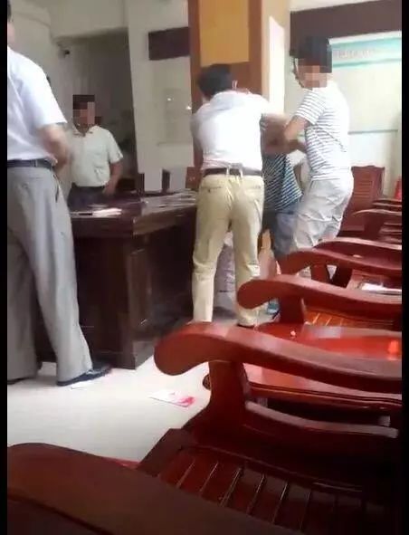 摆拍民政局打架被拘