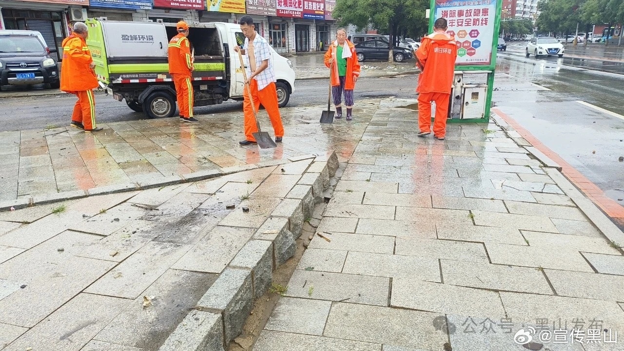 环卫垃圾倒路面积水