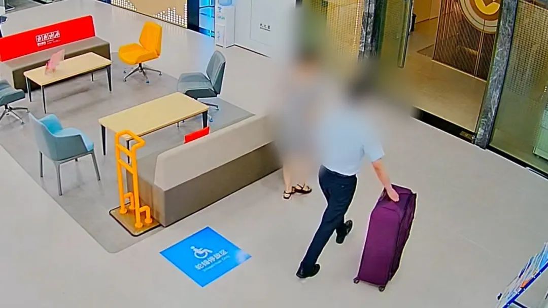 女子取500万想快递给网恋男友被劝阻