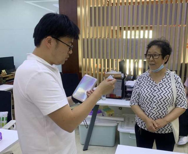 男子捡花被惊呆：是用钱包着的花