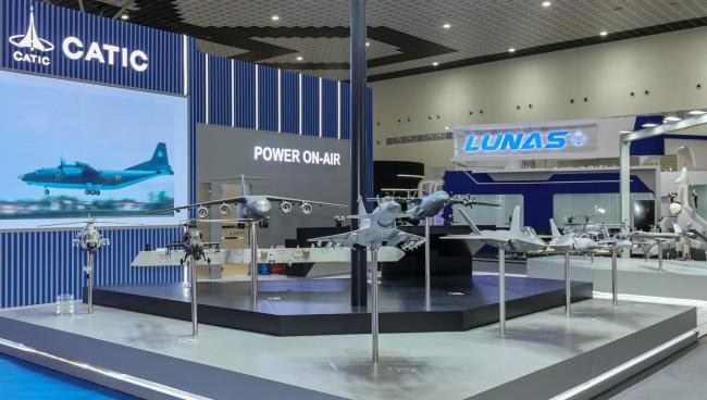 歼10CE模型成兰卡威海空展打卡点