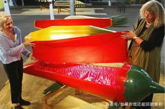 秘鲁一葬礼上棺材突然移动