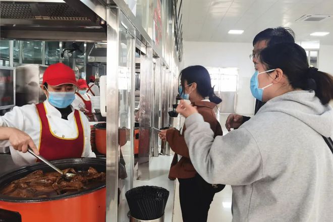 高中让家长陪餐监考