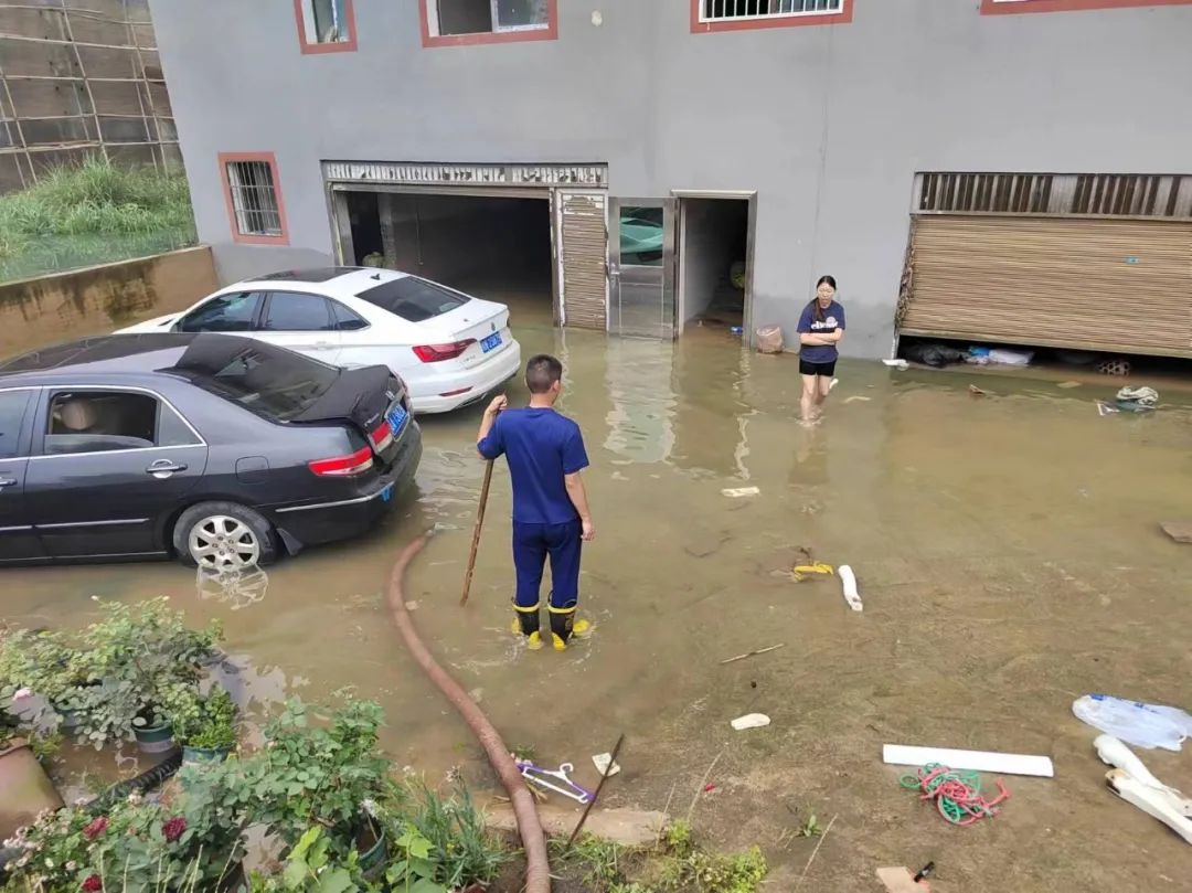 贵州暴雨淹没车辆 有商户损失数万元