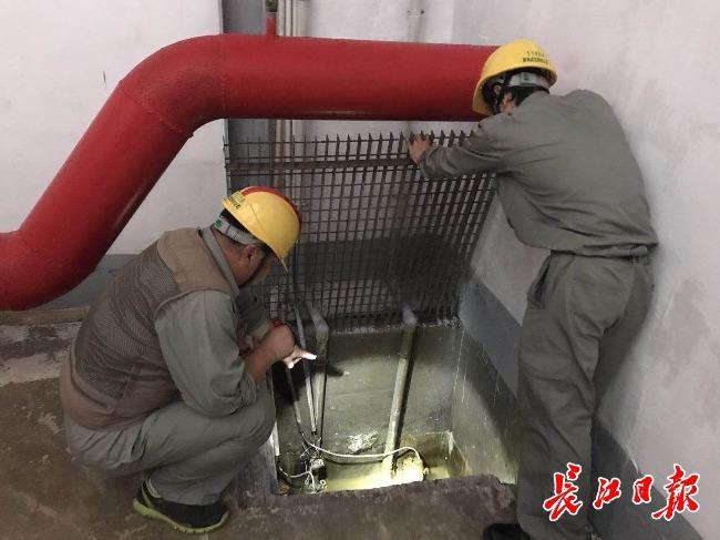 武汉暴雨电闪雷鸣 道路出现积水