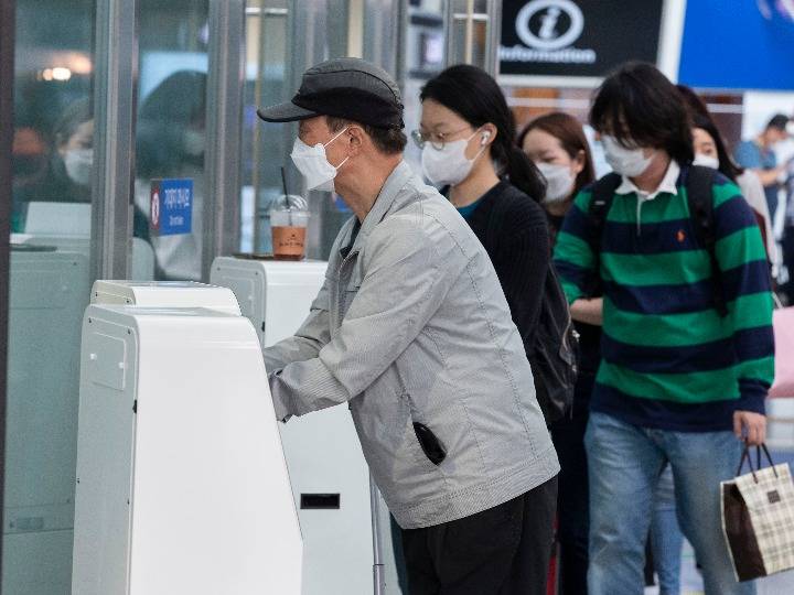男子地铁口附近打人