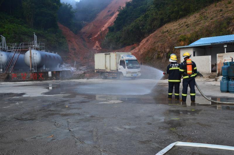 山体滑坡19人被困
