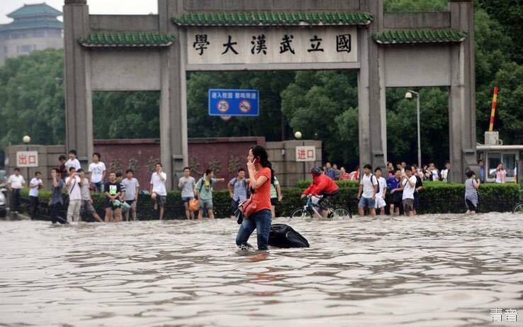 武大回应校门被淹1米深：每年都这样