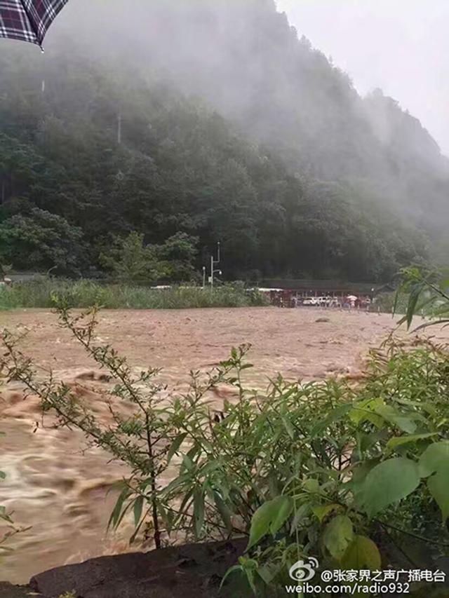 惊心动魄！张家界暴雨洪水从家中穿流而过，居民如何应对灾难？