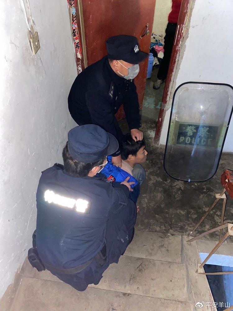 震惊！精神病人被警方扑倒受伤 13天后身亡，事件背后隐藏了什么？