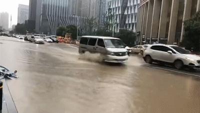 震惊！武昌车站因暴雨被淹，交通瘫痪背后的真相是什么？