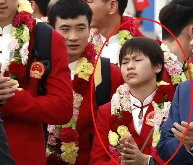 震惊！被工作人员碰餐盘 孙颖莎急忙制止，背后原因令人暖心！