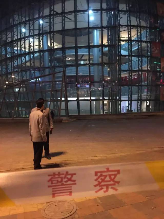 震惊！扬州一商场内有人坠亡，事件背后隐藏哪些安全隐患？