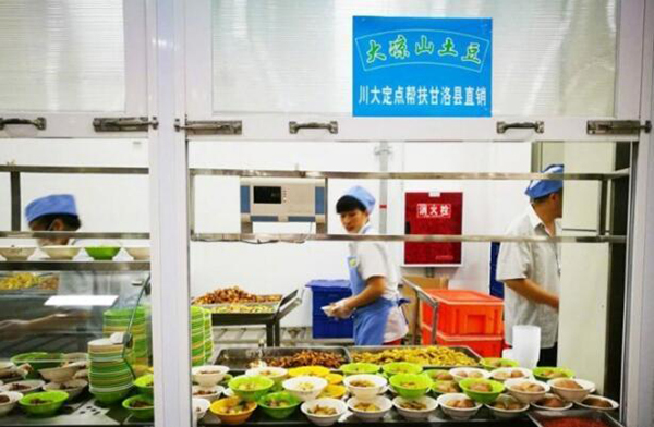 震惊！宁波一学校食堂绞肉机内现大量活蛆，卫生安全引众怒！