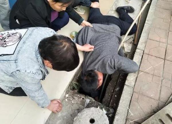 暖心！女子跌落下水道脱险后原地提醒路人，网友：这才是真善良！