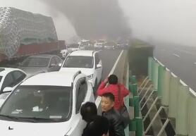 感动全网！阜阳“越野骑士”积水中救出20辆车，暴雨中的英雄壮举！