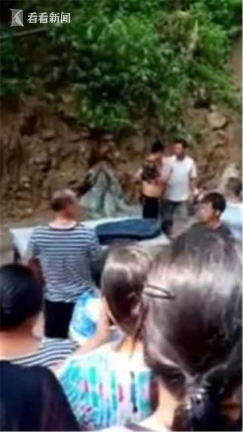 震惊！女童伴父母腐尸独处数日，背后真相令人心碎
