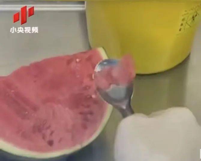 震惊！吃冰西瓜住进ICU？夏季消暑隐藏致命风险！