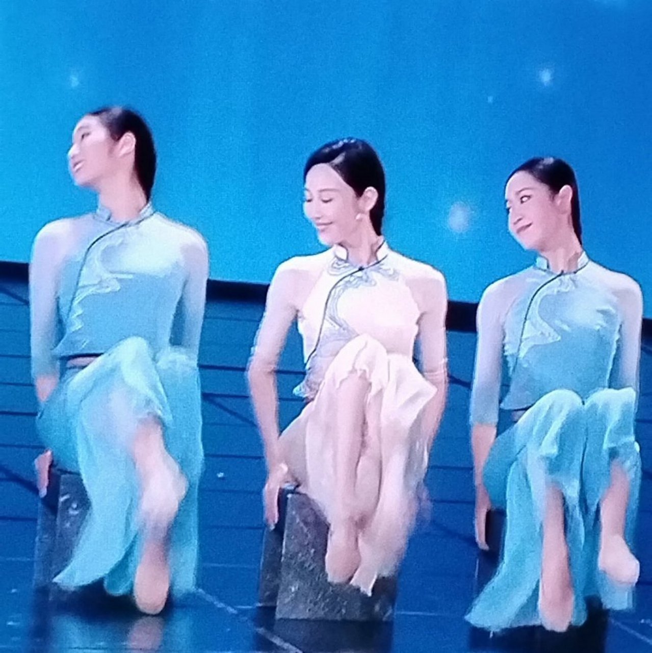 震撼！朱洁静自曝春晚前放化疗25次，背后故事令人泪目