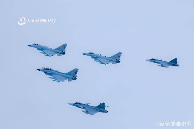震撼！中国歼-10CE航展上成流量担当，为何引发全球瞩目？