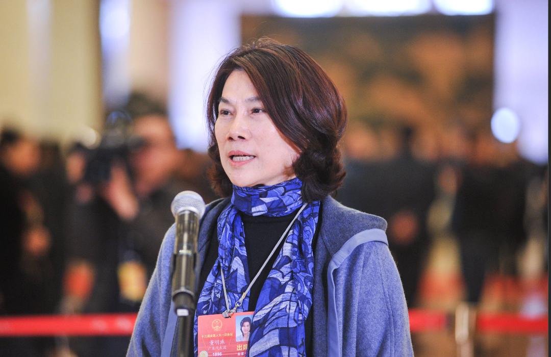 感动瞬间！孟羽童与董明珠见面相拥背后的商业传奇与情感故事