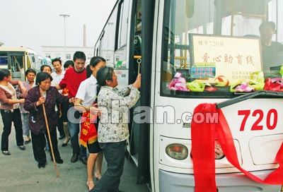 "震撼体验！第一次坐上会导盲的公交车，盲人出行迎来革命性突破！"