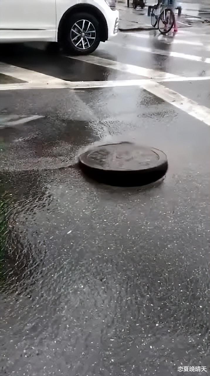 惊险！武汉暴雨街头有车“吃井盖”，市民直呼太危险！