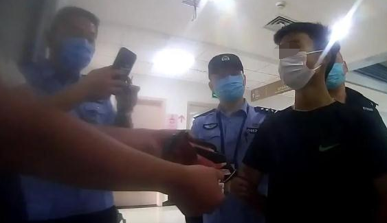 震惊！19岁男子入室行凶后淡定点外卖报警，背后真相令人毛骨悚然