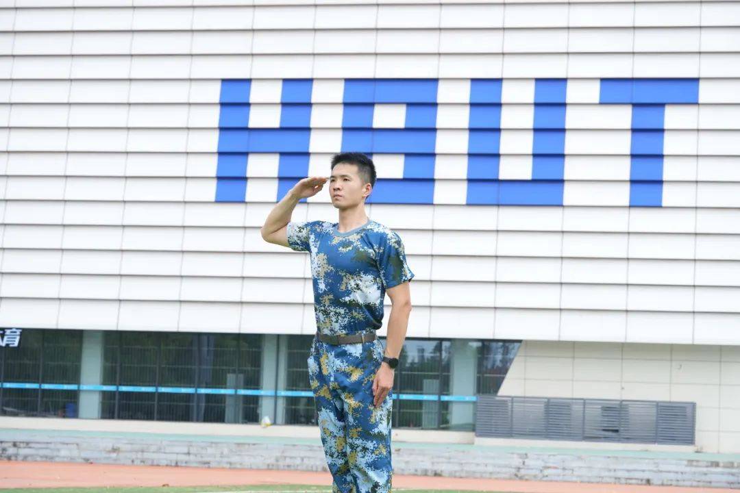 "惊艳！被两百万网友严选的新生军训服，凭什么成为校园爆款？"