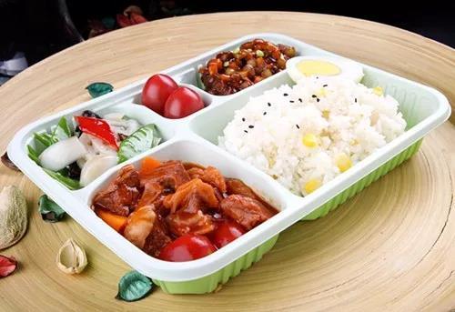 震惊！外卖盒盛60℃以上食物会释放有毒物质，你每天都在"服毒"？